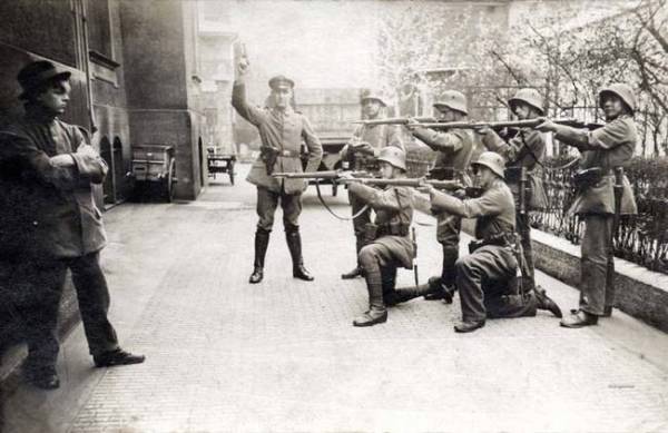 German soldiers of war execute a communist in Munich, 1919.jpg